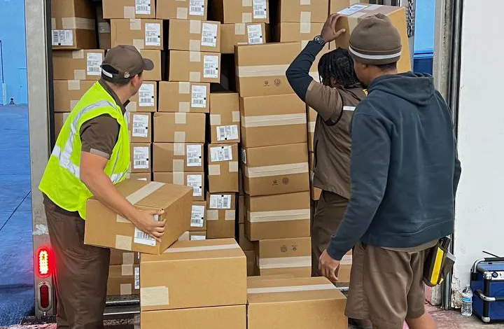 Loading outbound orders onto a carrier truck